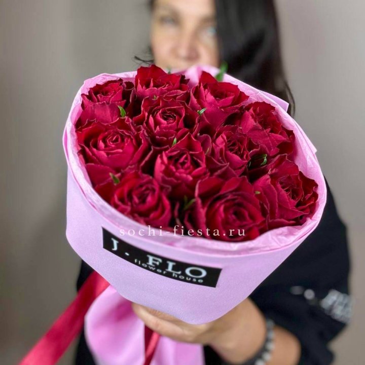 11 красных роз мадам ред в Самаре