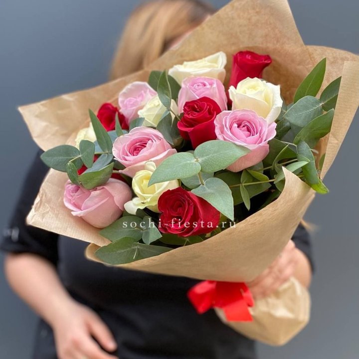 Букет из 15 роз с эвкалиптом в Самаре