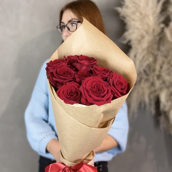 9 красных роз в крафте в Самаре