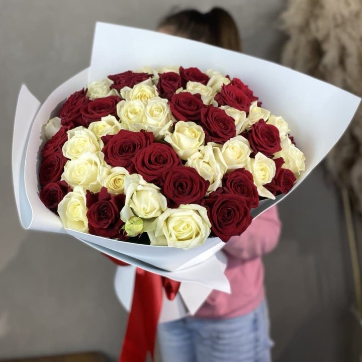 51 красная и белая роза в Самаре