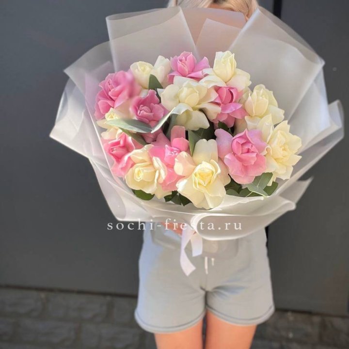 15 бело-розовых роз в Самаре