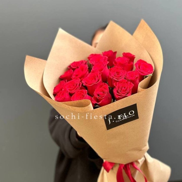 19 красных роз в крафте в Самаре