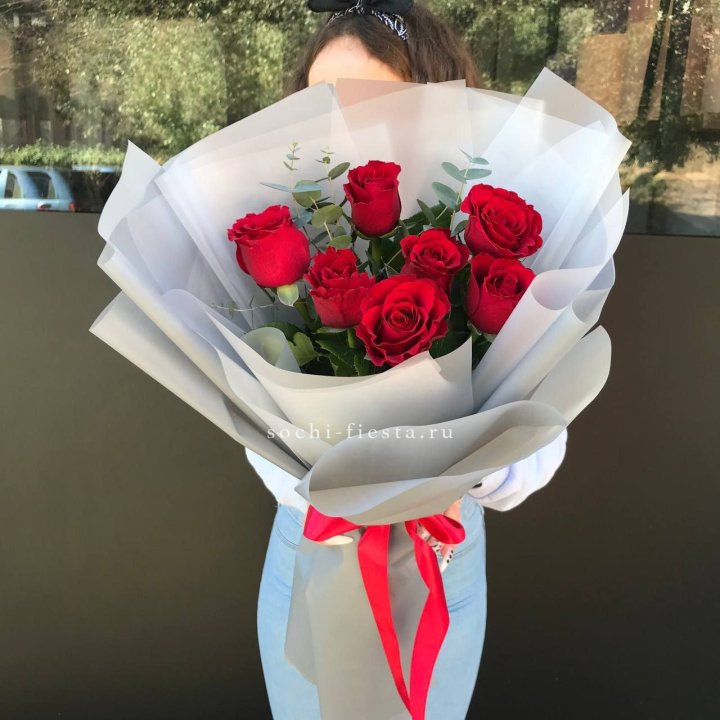 7 красных роз с эвкалиптом  в Самаре