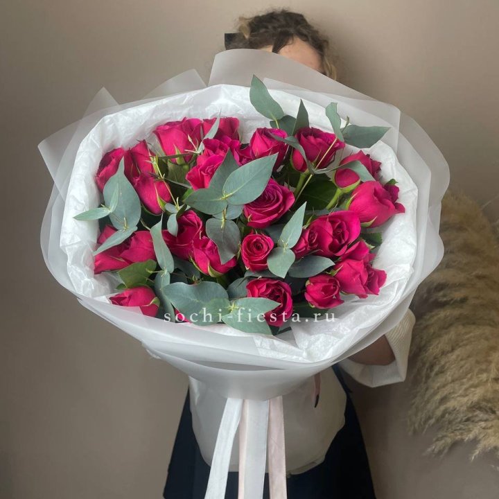 25 малиновых роз с эвкалиптом в Самаре