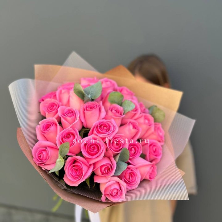 31 розовая роза с эвкалиптом в Самаре