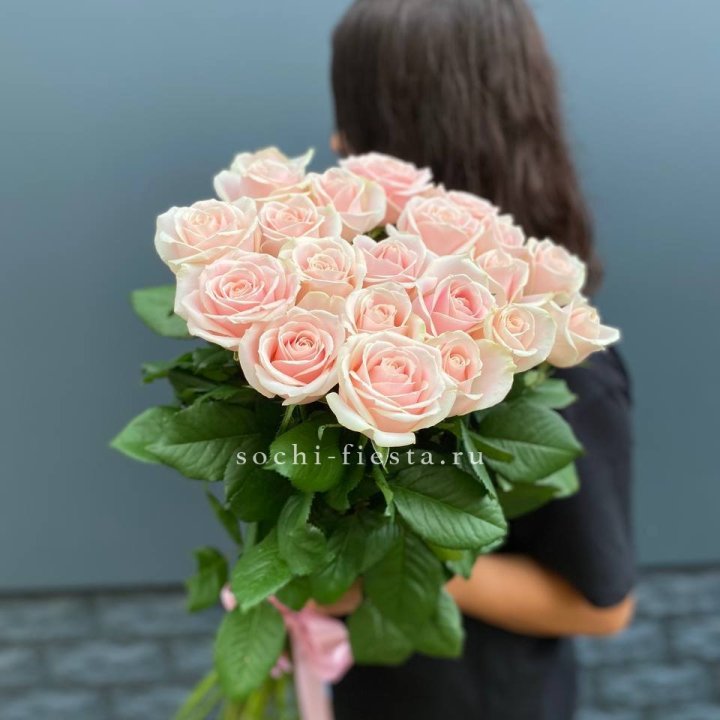 Высокие розовые розы в Самаре