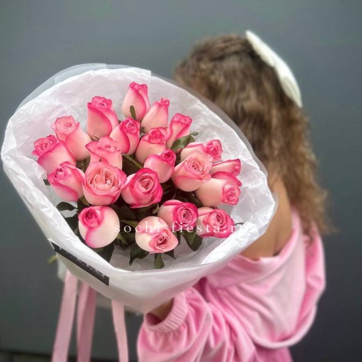 21 розовые розы Венди  в оформлении в Самаре