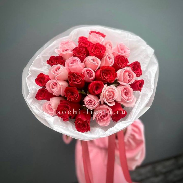 Букет красных и розовых 35 роз в Самаре