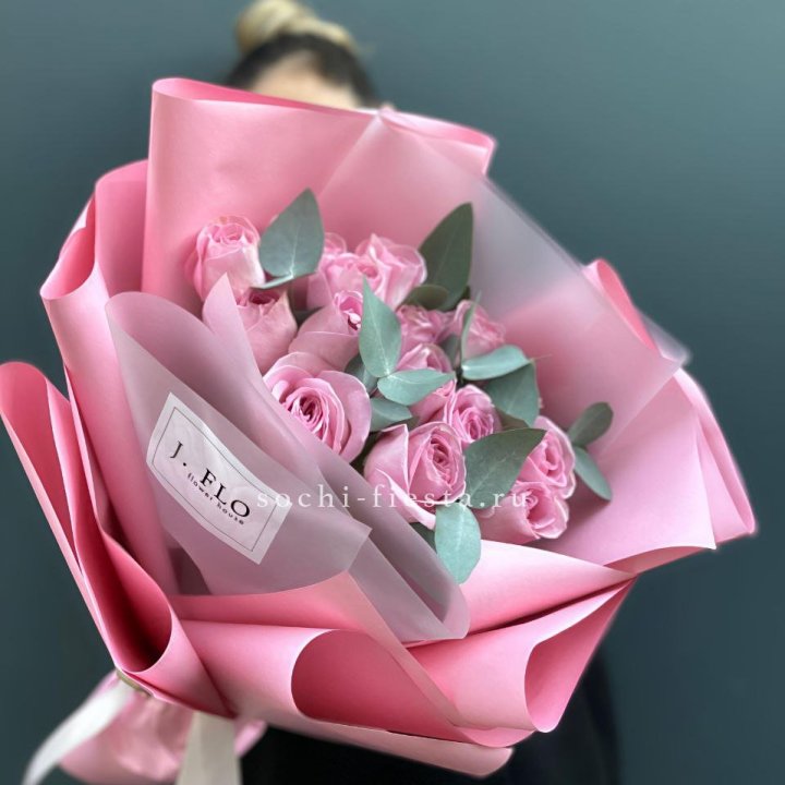 15 Розовых роз с эвкалиптом в Самаре