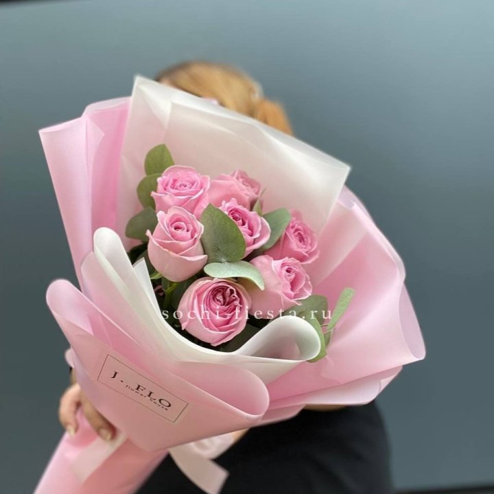 7 розовых роз с эвкалиптом в Самаре