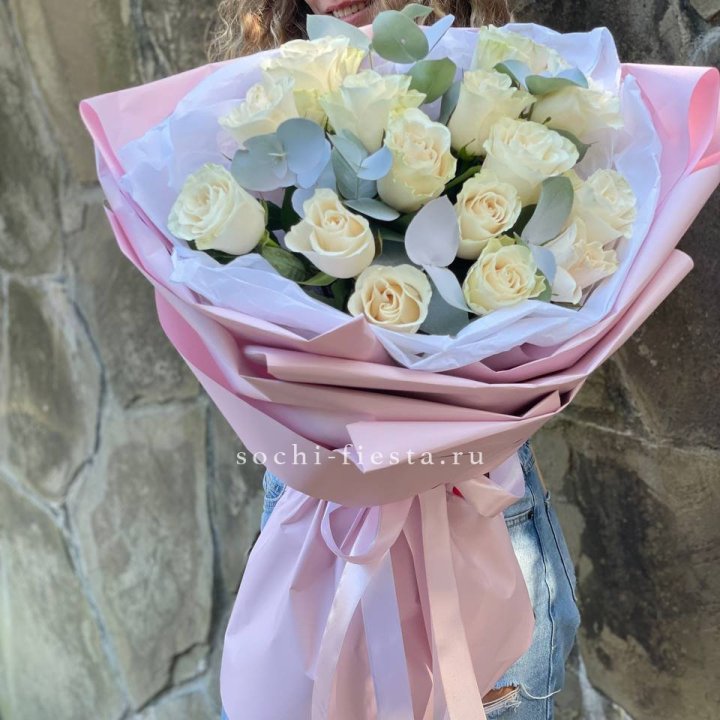 Белые розы в авторском оформлении в Самаре