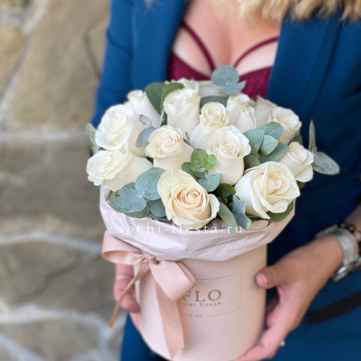 Цилиндр из белых роз в Самаре