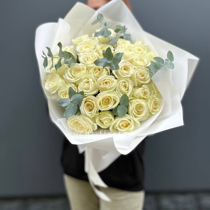 31 белая роза с эвкалиптом в Самаре