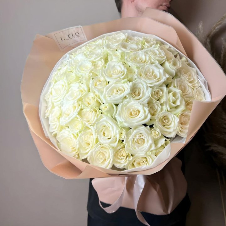 51 белая  роза в оформлении в Самаре