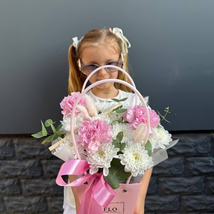 Сумочка из стойких хризантем и диантуса в Самаре