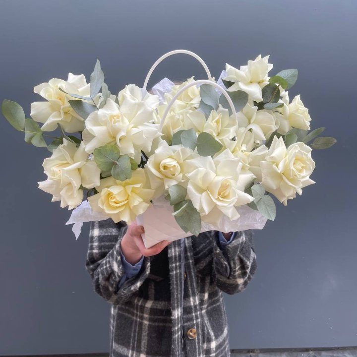 15 белых роз в сумочке в Самаре