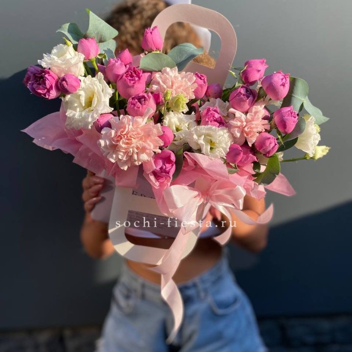 Сумочка с кустовой розой и диантусами в Самаре