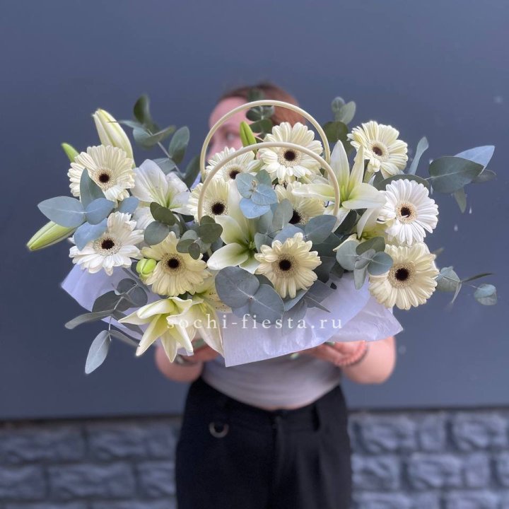 Сумочка лилии и герберы в Самаре