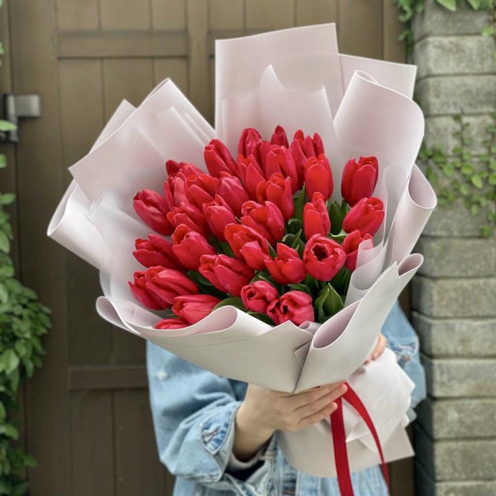 35 красных тюльпанов в Самаре
